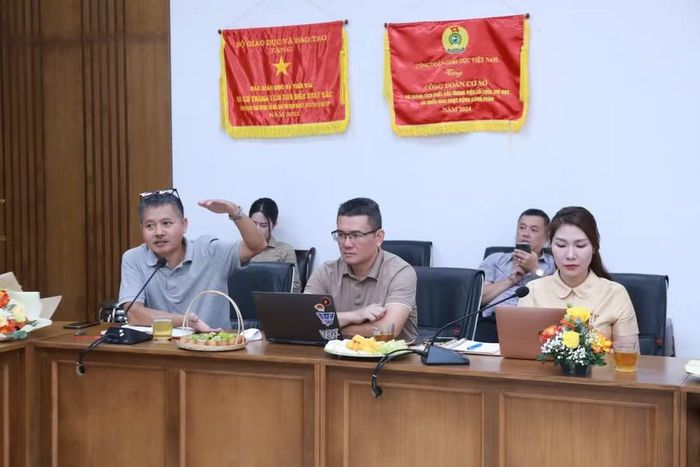 Ông Nguyễn Đức Tuân - Phó Tổng Biên tập Báo Giáo dục và Thời đại (ngoài cùng, bên trái ảnh) trao đổi tại tập huấn.