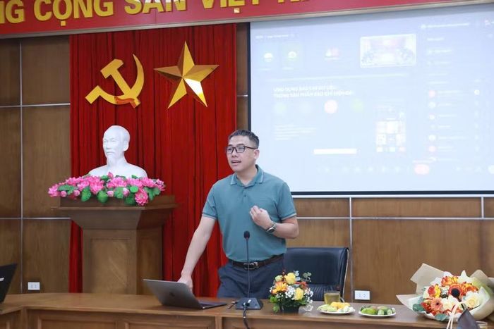 Báo cáo viên tại tập huấn: TS Phan Văn Kiền - Viện trưởng Viện Đào tạo Báo chí và Truyền thông, Trường ĐH Khoa học Xã hội và Nhân văn, ĐHQG Hà Nội.