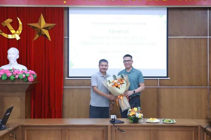 Ông Nguyễn Đức Tuân - Phó Tổng Biên tập Báo Giáo dục và Thời đại tặng hoa cảm ơn báo cáo viên tại buổi tập huấn.