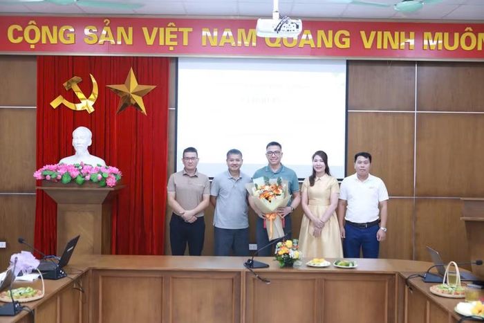 Lãnh đạo Báo và Ban Thư ký Chi hội tặng hoa báo cáo viên tại tập huấn.