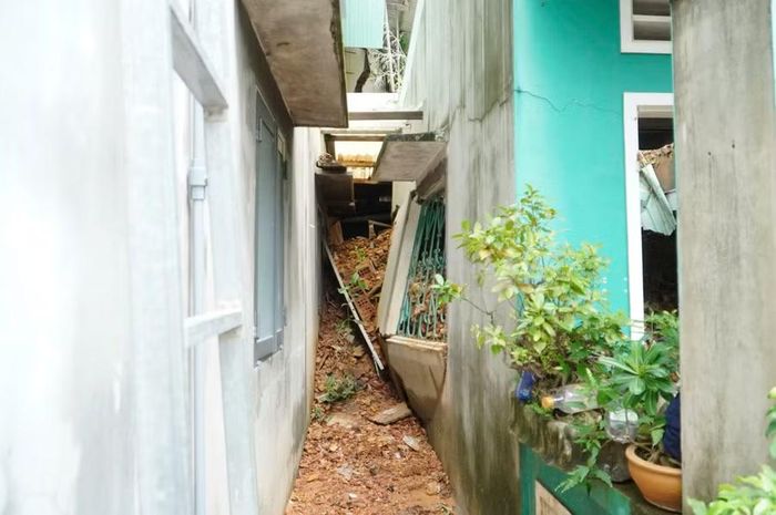 Đất đá trên núi chảy xuống, tràn vào nhà dân làm sập, hư hỏng nhà cửa và tài sản.