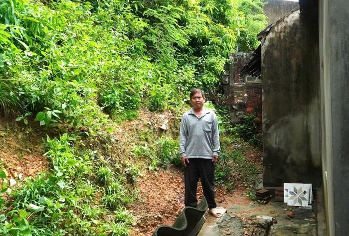 Ông Đoàn Quang Tuấn cũng mong muốn được di dời đến nơi ở an toàn, để các cháu ổn định học tập.