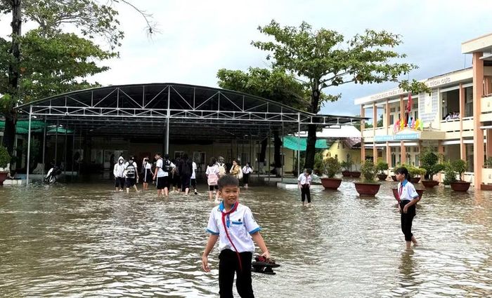 Khuôn viên một điểm trường ở xã Khánh Bình bị ngập.