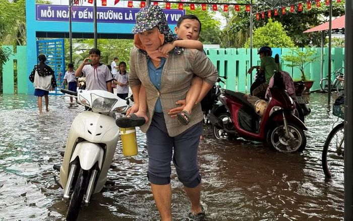 Phụ huynh khó khăn trong việc đưa con đến trường.
