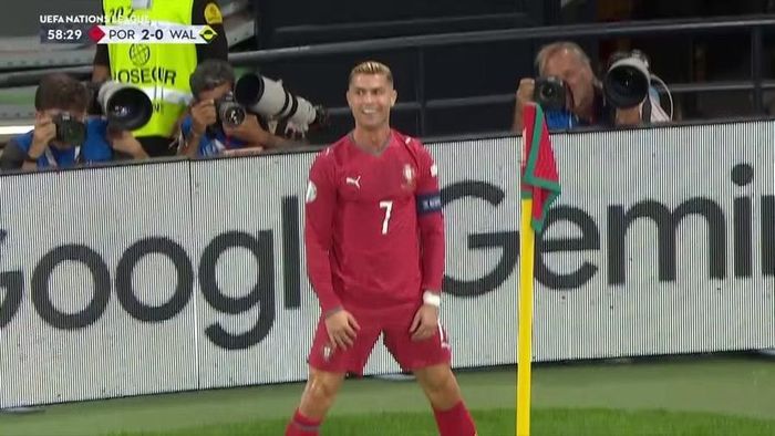 Tiền đạo Cristiano Ronaldo chạy ra cột cờ góc ăn mừng trước khi VAR từ chối bàn thắng vì lỗi việt vị. Ảnh chụp màn hình: The Sun.