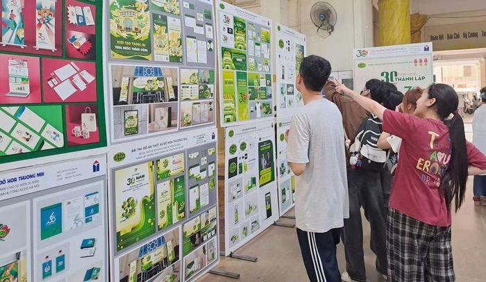 Triển lãm thu hút đông đảo sinh viên tham quan, trải nghiệm.