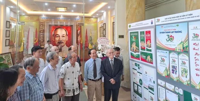 Cán bộ, giảng viên Trường Đại học Kinh doanh và Công nghệ Hà Nội tham quan Triển lãm.