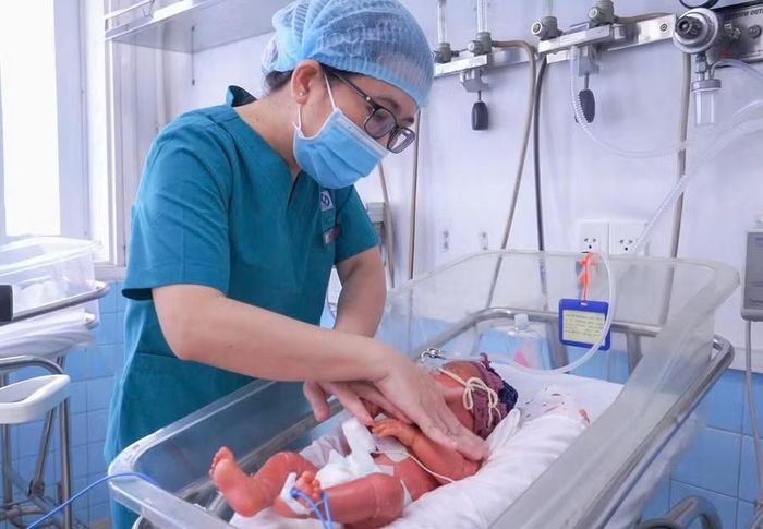 Quy trình chăm sóc da tích cực cho trẻ được triển khai nghiêm ngặt.