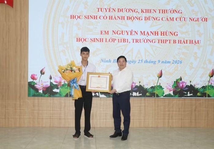 Ông Nguyễn Tiến Dũng, Giám đốc Sở GD&ĐT tỉnh Ninh Bình trao Bằng khen của Chủ tịch UBND tỉnh cho em Nguyễn Mạnh Hùng.