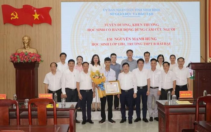 Em Nguyễn Mạnh Hùng cùng các đại biểu tại chương trình.