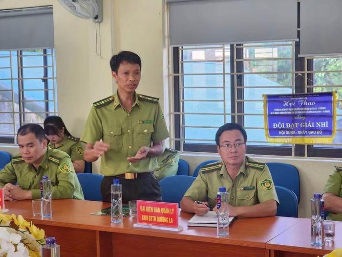 Ban Quản lý KBTTN Mường La họp với chính quyền địa phương về bảo vệ rừng.
