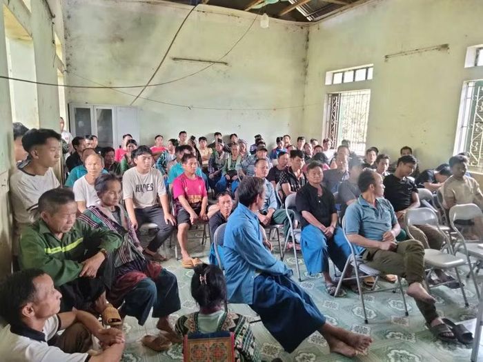 Người dân lắng nghe lực lượng Kiểm lâm tuyên truyền về công tác bảo vệ rừng và phòng cháy rừng.