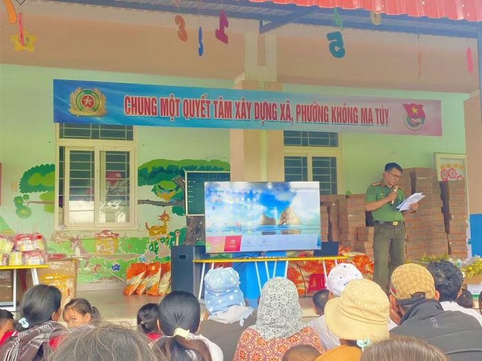Hơn 300 hộ dân tại thôn Hàm Cần 3, xã Hàm Thạnh tham dự buổi tuyên truyền, phổ biến pháp luật về phòng, chống ma túy.