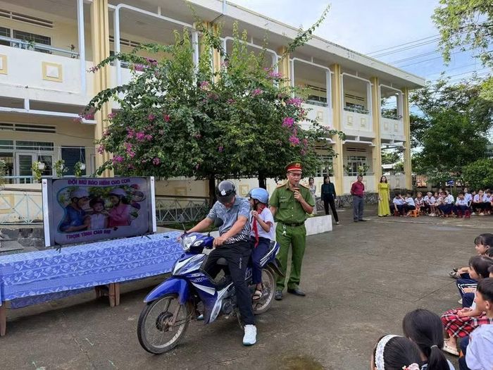 Học sinh, phụ huynh được hướng dẫn từng tình huống cụ thể.