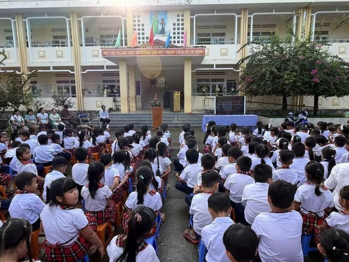 Buổi tuyên truyền, phổ biến pháp luật tại một trường học trên địa bàn xã Hàm Thạnh.