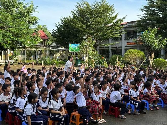 Học sinh trả lời các câu hỏi về tình huống giao thông.