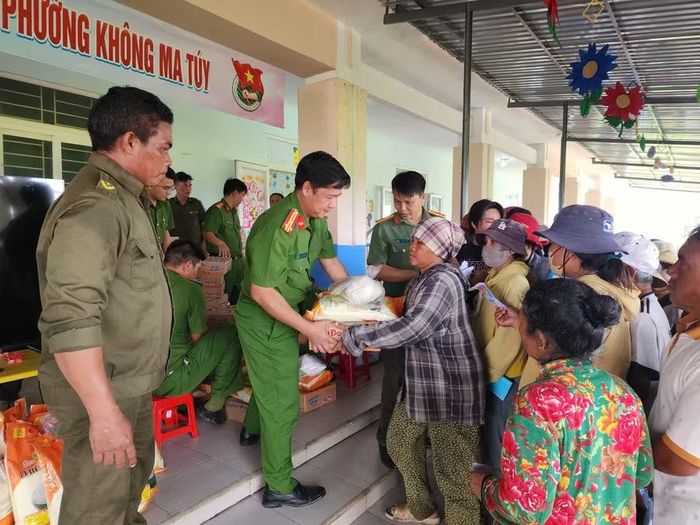  Thượng tá Nguyễn Lê Anh Phương, Trưởng Công an xã Hàm Thạnh trao quà cho các hộ dân có hoàn cảnh khó khăn trên địa bàn xã. 