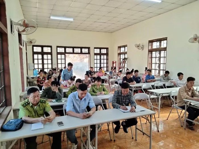 Lực lượng Kiểm lâm tuyên truyền người dân bảo vệ rừng và động vật hoang dã.