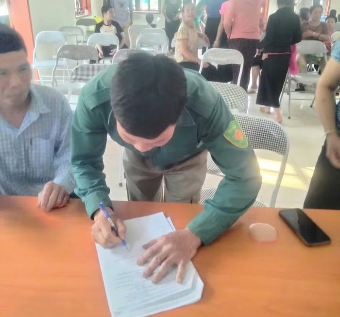Người dân ký cam kết bảo vệ rừng và động vật hoang dã với Ban Quản lý Khu bảo tồn thiên nhiên Mường La.