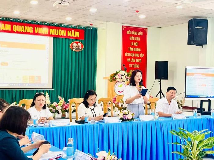 Các thành viên điều hành Hội Thảo góp ý Dự thảo Mô hình nuôi dưỡng, chăm sóc, giáo dục trẻ trên nền tảng số tại TPHCM. Ảnh: P.N
