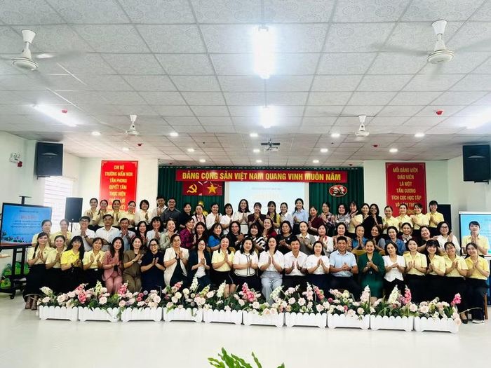 Đông đảo cán bộ quản lý, hiệu trưởng, giáo viên, chính quyền địa phương... đã tham dự hội thảo góp ý Dự thảo. Ảnh: P.N