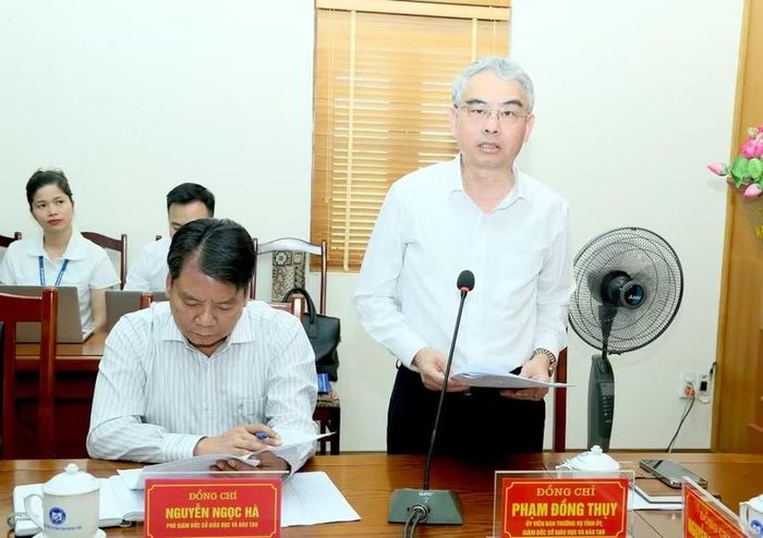 Ông Phạm Đồng Thụy - Giám đốc Sở GD&ĐT tỉnh Hưng Yên báo cáo tại buổi làm việc. Ảnh: Tất Đạt