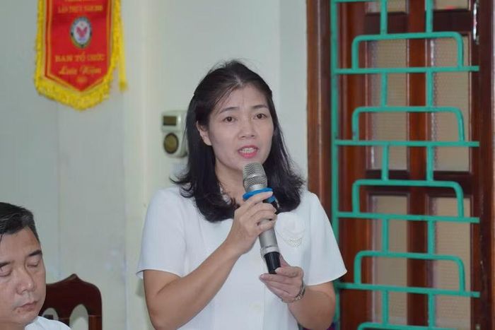 Bà Nguyễn Thị Nhung, Hiệu trưởng Trường THCS Lê Hồng Phong (phường Hoa Lư) phát biểu tại buổi làm việc.