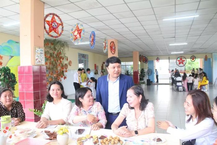 Ông Tạ Ngọc Trí, Phó Vụ trưởng Vụ Giáo dục phổ thông (Bộ GD&ĐT), Phó Trưởng Ban Chỉ đạo Giáo dục trẻ khuyết tật và trẻ em có hoàn cảnh khó khăn, chia sẻ cùng cán bộ, giáo viên, phụ huynh.
