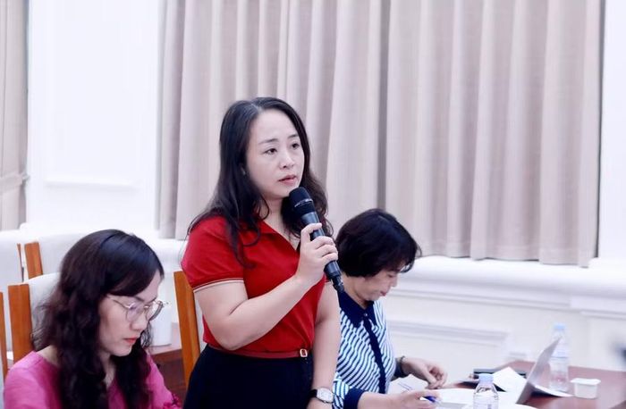 Đại diện đến từ Trường THPT Đỗ Mười, Hà Nội góp ý cho dự thảo.