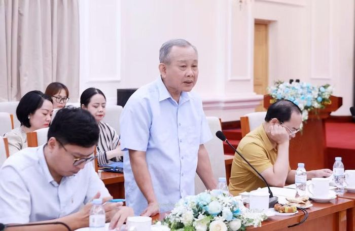 Chuyên gia Phùng Khắc Bình trao đổi ý kiến tại hội thảo.