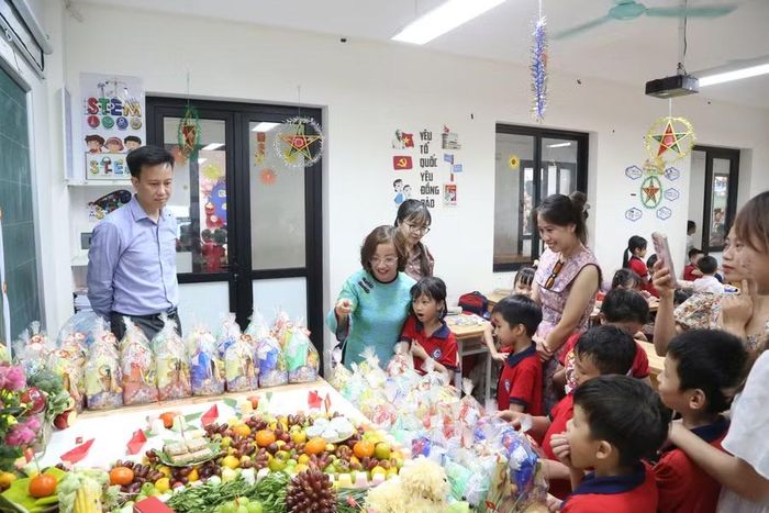 Sau lễ hội, cô trò hân hoan tổ chức Trung thu tại lớp học.