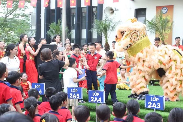 Học sinh hào hứng giao lưu cùng đội múa rồng.