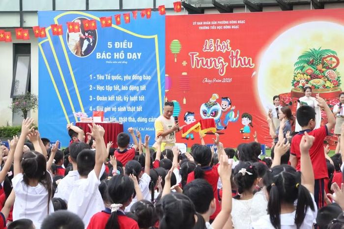 Học sinh giao lưu với "chú Cuội" tại lễ hội.