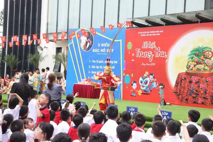 Học sinh thích thú giao lưu cùng “Tôn Ngộ Không”