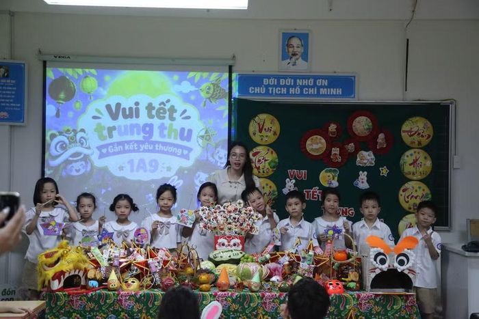 Cô trò lớp 1A9.