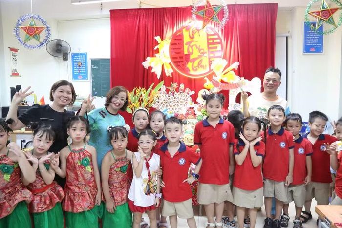 “Chú Cuội” và cô Hiệu trưởng mang không khí Trung thu đến lớp học.