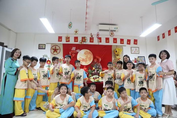Cô Hiệu trưởng cùng học sinh vui Tết trung thu tại lớp học.
