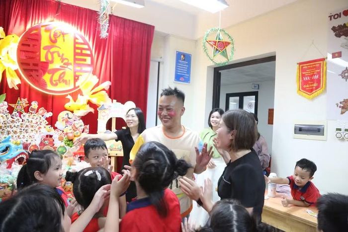 Sau lễ hội, cô trò lớp 2A6 hân hoan tổ chức Tết Trung thu tại lớp học.