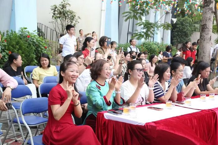 Ban giám hiệu cùng đại diện phụ huynh dự chương trình.