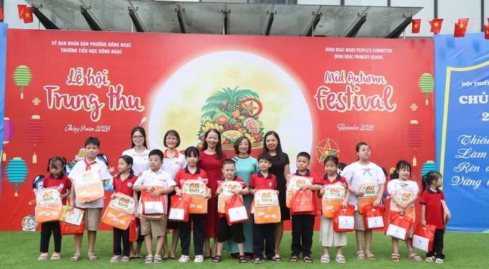 Đại diện Ban giám hiệu, phụ huynh tặng quà cho học sinh dịp Tết Trung thu.