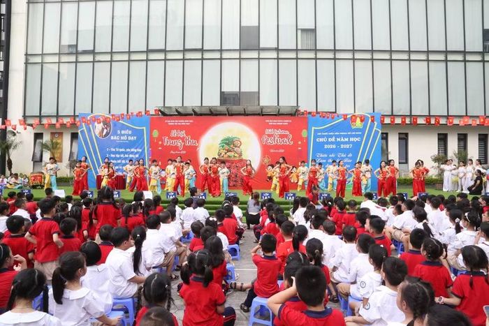 Nhiều tiết mục văn nghệ sôi động tại chương trình do học sinh nhà trường biểu diễn.