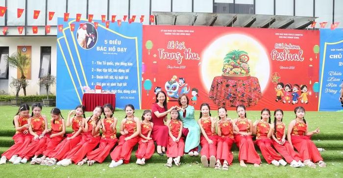 Cô trò hân hoan vui lễ hội Trung thu.