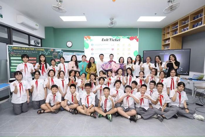 Thầy cô và học sinh Trường THCS Giảng Võ 2 cùng lưu lại khoảnh khắc sau tiết học minh họa mô hình lớp học mở.