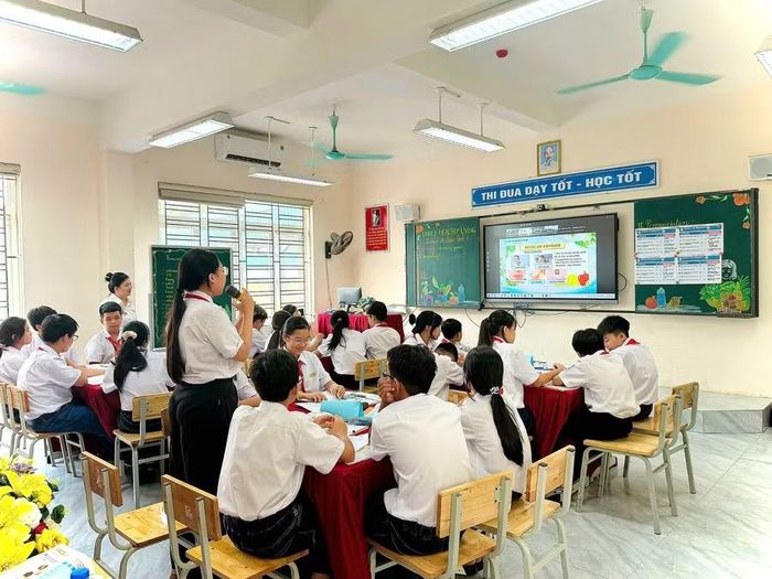 Học sinh tại các điểm cầu cùng tham gia thảo luận, trình bày và chia sẻ ý kiến trong tiết học.