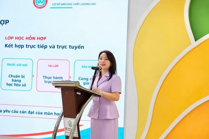 Cô Nguyễn Ngọc Anh báo cáo về quy trình tổ chức lớp học mở – lớp học hỗn hợp.