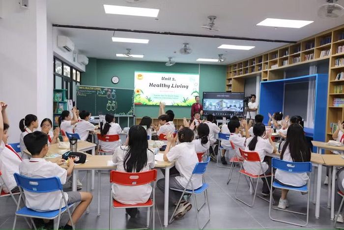 Cô Bùi Thị Quỳnh Trang điều phối các hoạt động học tập và kết nối học sinh giữa điểm cầu trung tâm với các điểm cầu vệ tinh.