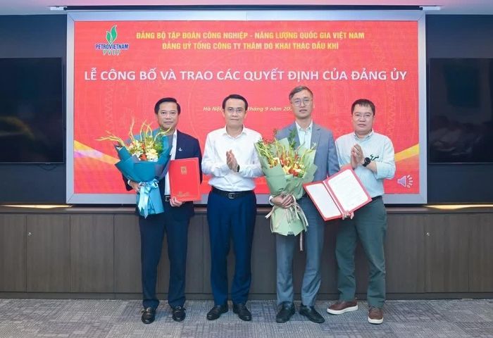 Lãnh đạo PVEP trao quyết định và chúc mừng các đồng chí được chỉ định tham gia Ban Chấp hành Đảng bộ PVEP nhiệm kỳ 2025-2030. (Nguồn: PVEP)