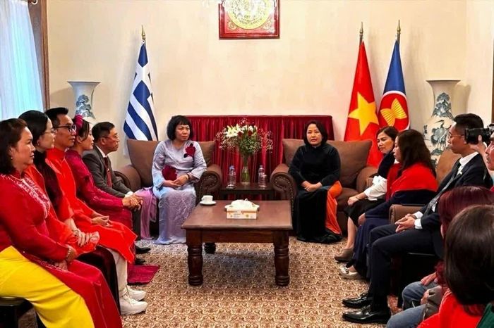 Đoàn Liên hiệp các tổ chức UNESCO Việt Nam đã tới thăm và làm việc tại Đại sứ quán Việt Nam tại Hy Lạp. (Nguồn: TTXVN)