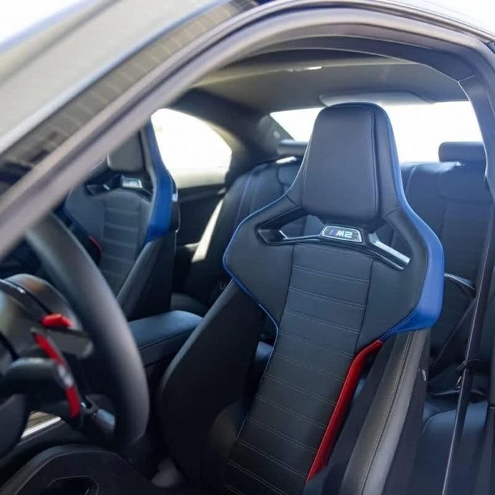 Danh sách tùy chọn trên BMW M2 còn mở rộng sang khoang nội thất với ghế M Sport, ghế M Carbon.