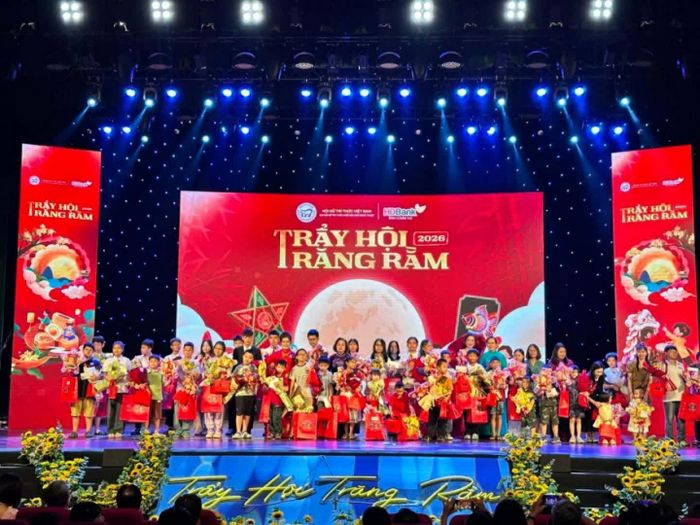  40 em nhỏ đến từ Hà Nội, Phú Thọ, Ninh Bình và Hải Phòng nhận quà tại chương trình. (Ảnh: Yến Vi) 